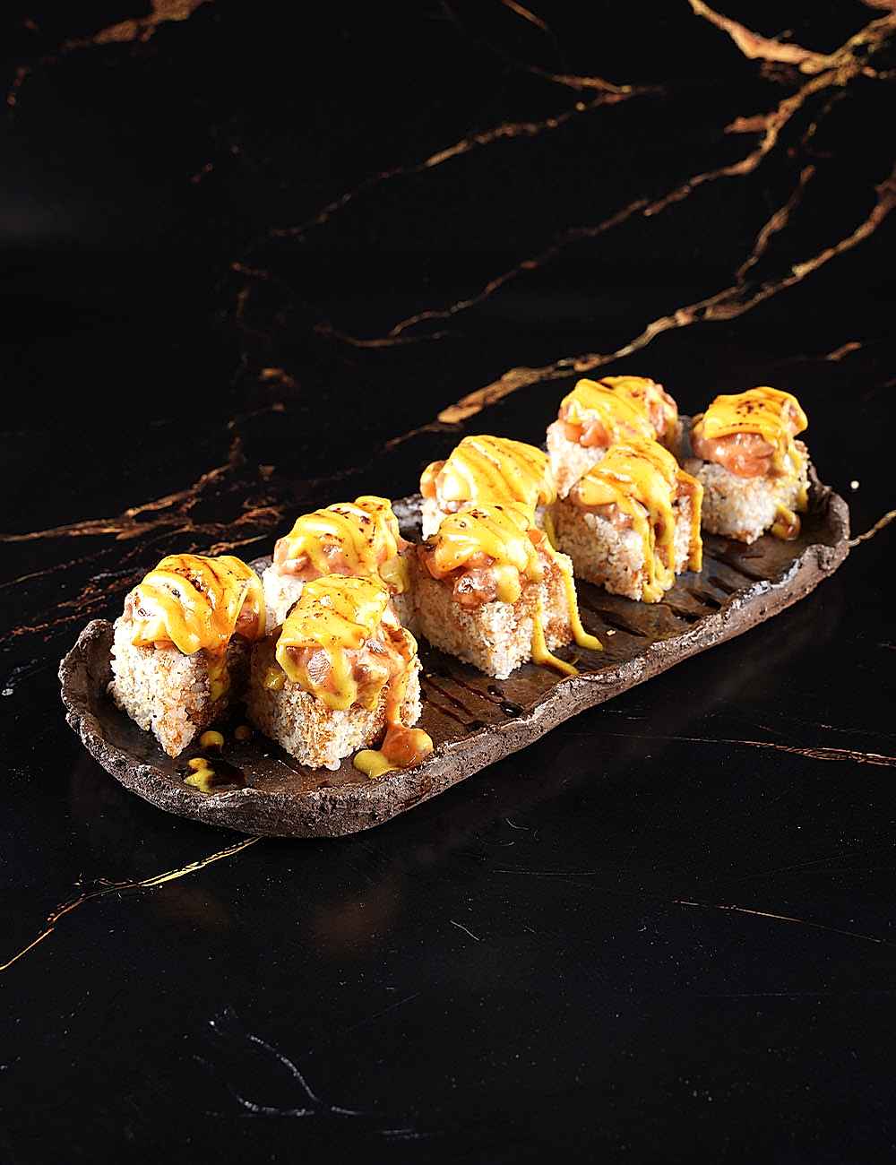 Krem Peynir - Avokado - Salatalık - Yengeç Surumi - Üzeri Spicy Topping Sake-Tuna - Cheddar Peynir - Tatlı Jalapeno Sos, Teriyaki Sos