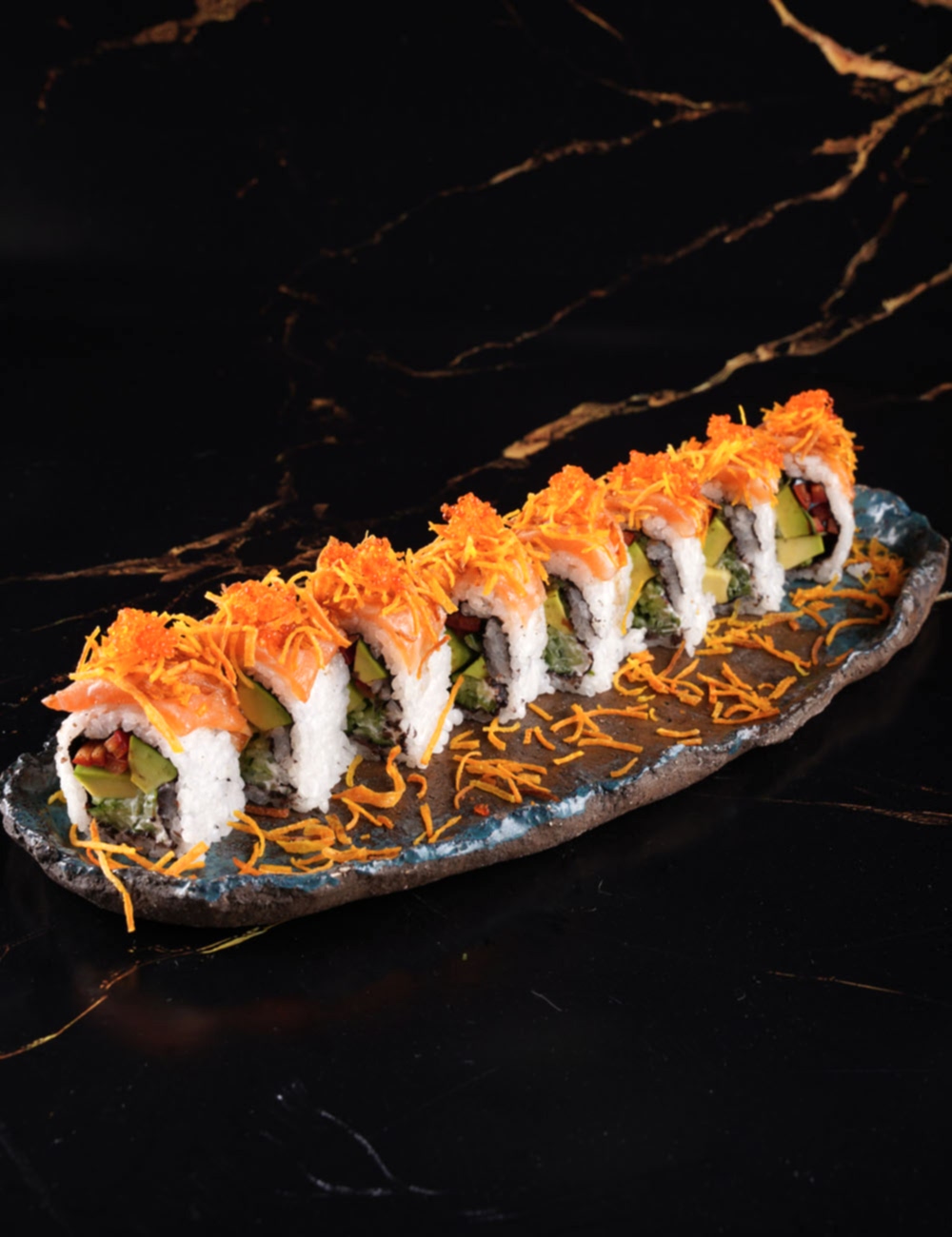 Krem Peynir - Avokado - Salatalık - Kapya Biber - Üzeri Teriyaki Soslu İz Somon - Havuç Cips - Tobiko