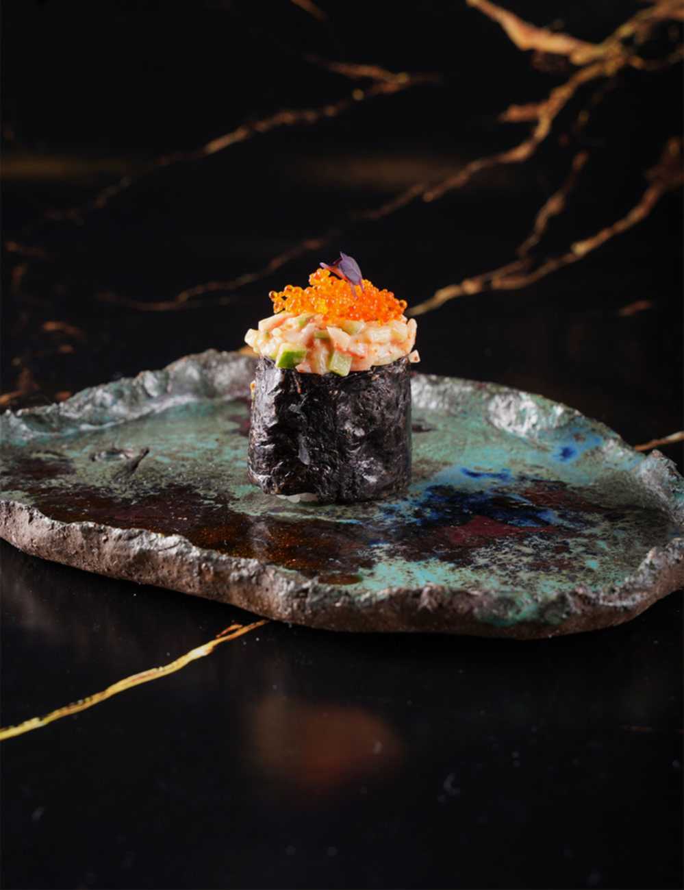 Tiftik Yengeç Surumi - Salatalık - Mayonez - Limon - Sriracha - Togarashi - Susam Yağ - Üzeri Tobiko - Mikro Filiz