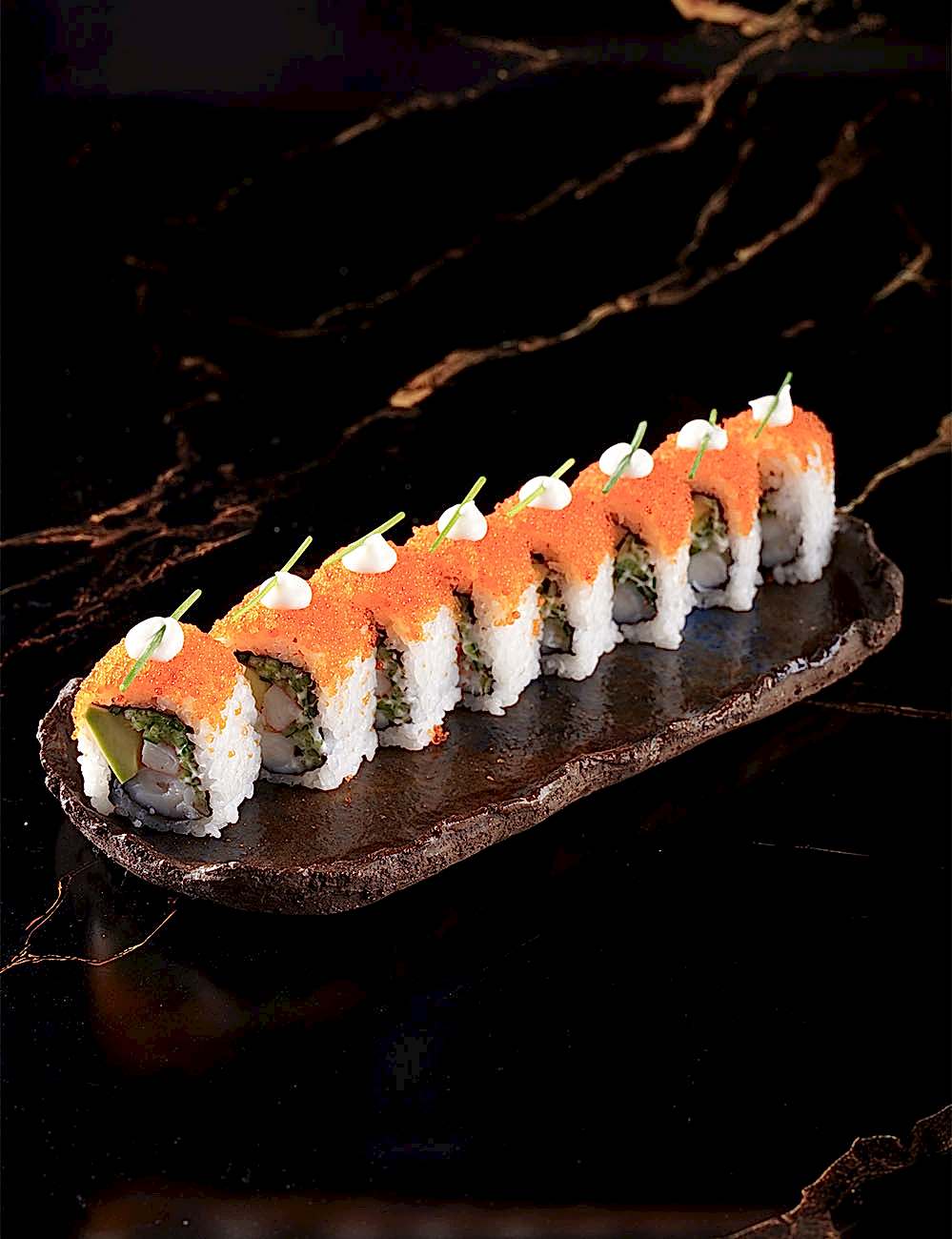 Mayonez - Avokado - Salatalık - Karides - Yengeç Surumi - Üzeri Tobiko - Mayonez - Frenk Soğan