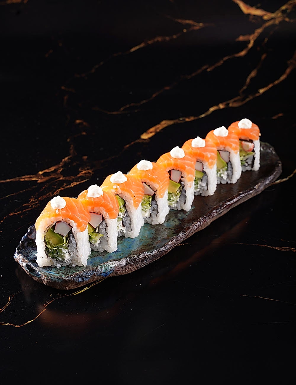 Philadelphia - Avokado - Iceberg - Salatalık - Yengeç Surumi - Üzeri Somon - Philadelphia