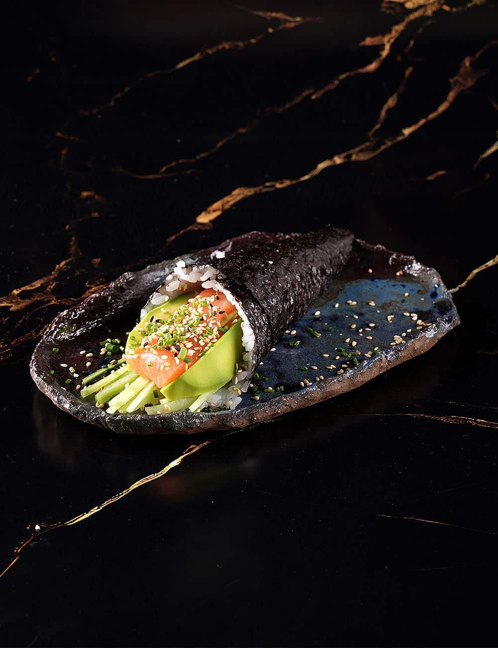 Somon - Avokado - Salatalık - Üzeri Susam - Frenk Soğan