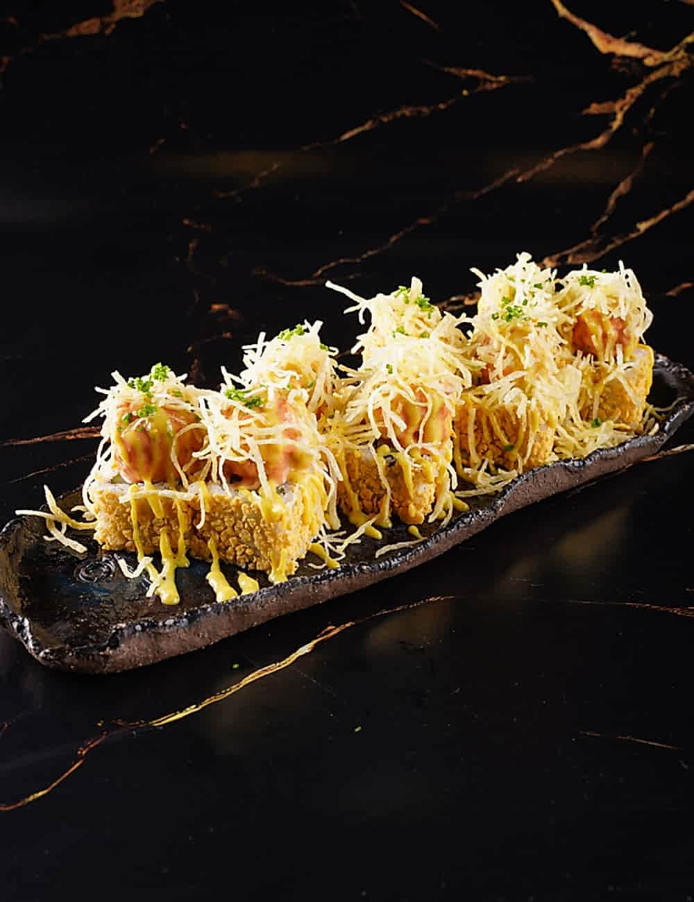 Krem Peynir - Kuşkonmaz - Iceberg - Somon - Dışı Mısır Çıtırı - Üzeri Tempura Karides Topu - Spicy Mayo - Sweet Jalapeno - Kıyılmış Frenk Soğan - Patates Cips