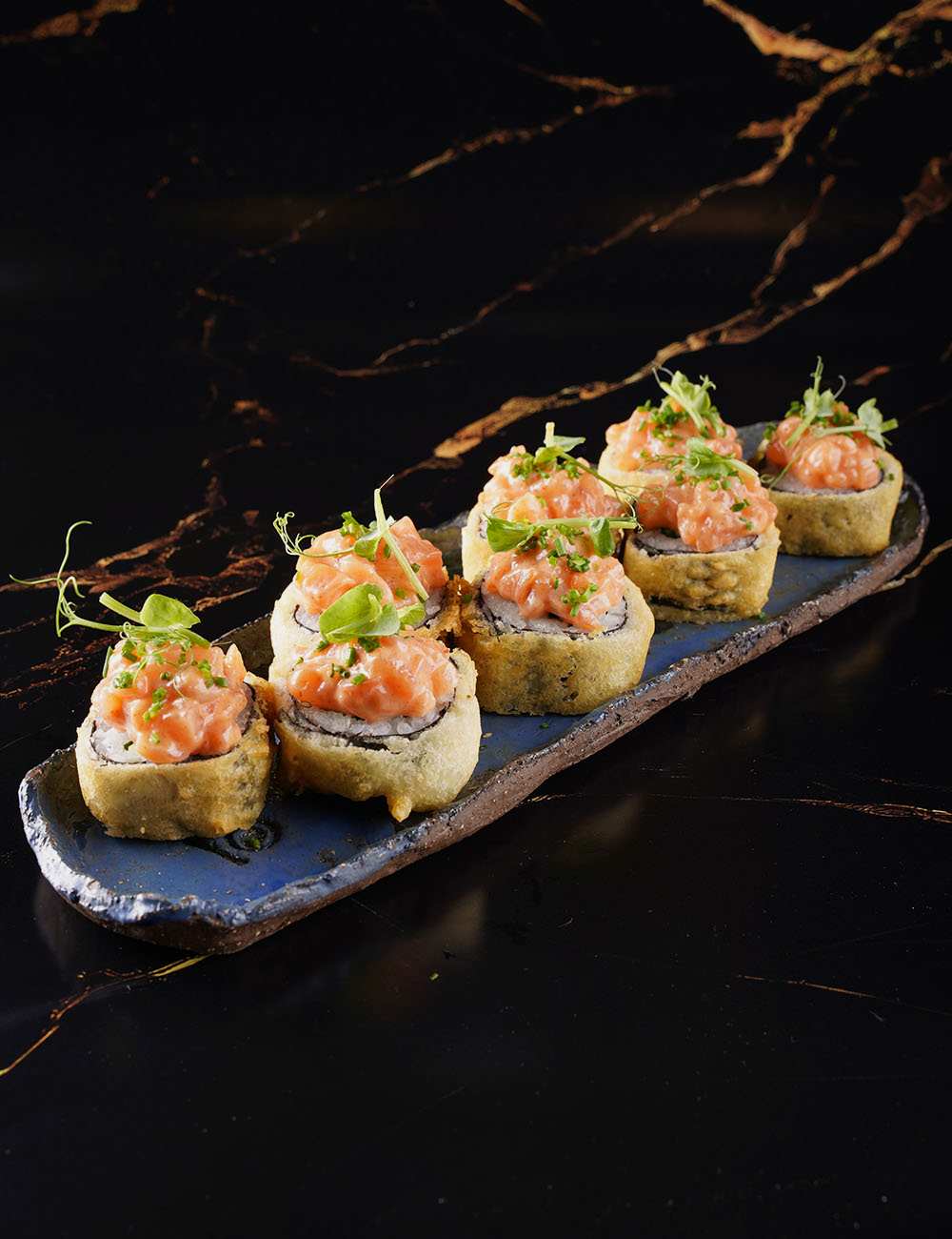 Mayonez - Kuzu Kulağı - Avokado - Kuşkonmaz - Yengeç Surumi - Dışı Tempura - Üzeri Spicy Somon - Kıyılmış Frenk - Mikro Filiz