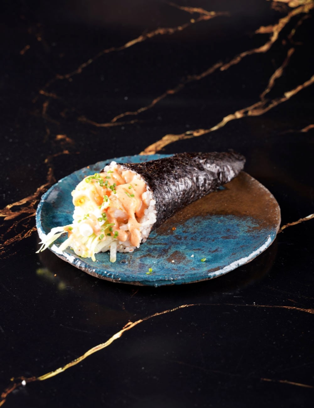 Krem Peynir - Iceberg - Tempura Karides - Üzeri Spicy Mayo Sos - Frenk Soğan