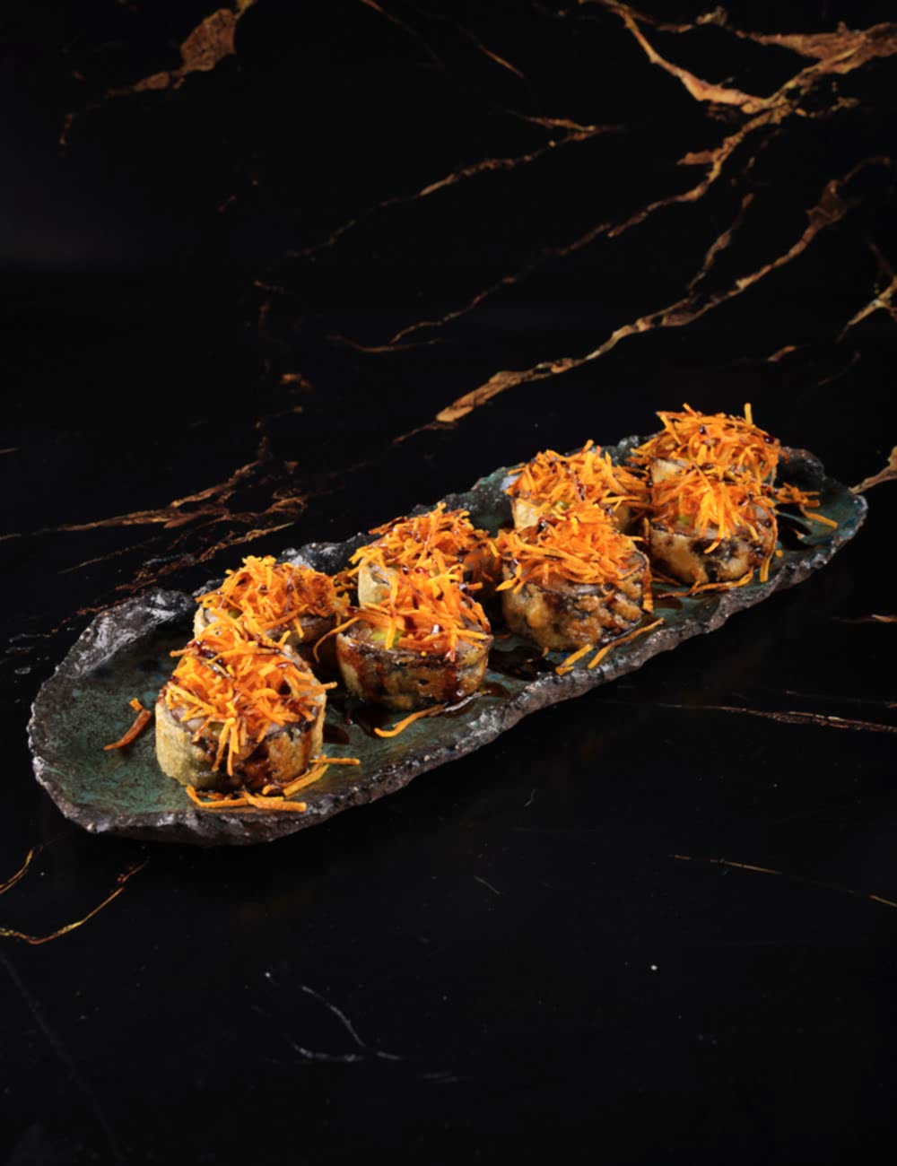 Kuşkonmaz - Salatalık - Takuwan - Kapya Biber - Havuç - Edamame - Dışı Kızarmış Tempura - Havuç Cips - Teriyaki Sos